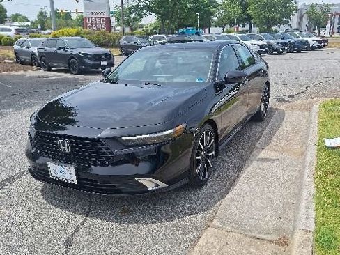 Used 2023 Honda Accord Touring image 2