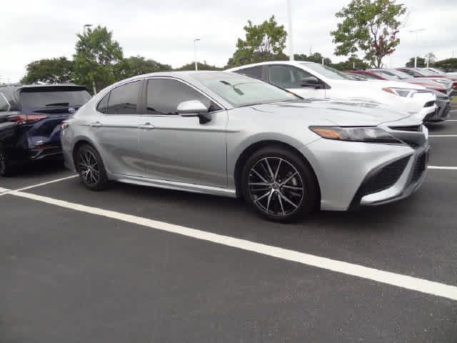 Used 2023 Toyota Camry SE FWD image 3