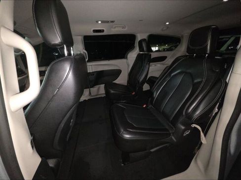 Used 2024 Chrysler Pacifica Touring-L FWD image 7