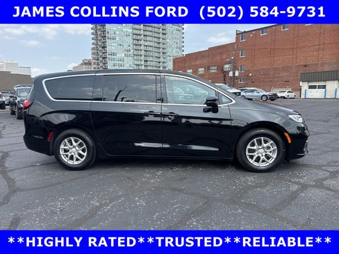 Used 2025 Chrysler Pacifica Select FWD image 2