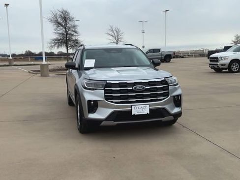 Used 2025 Ford Explorer Active w/ Active Comfort Package image 8