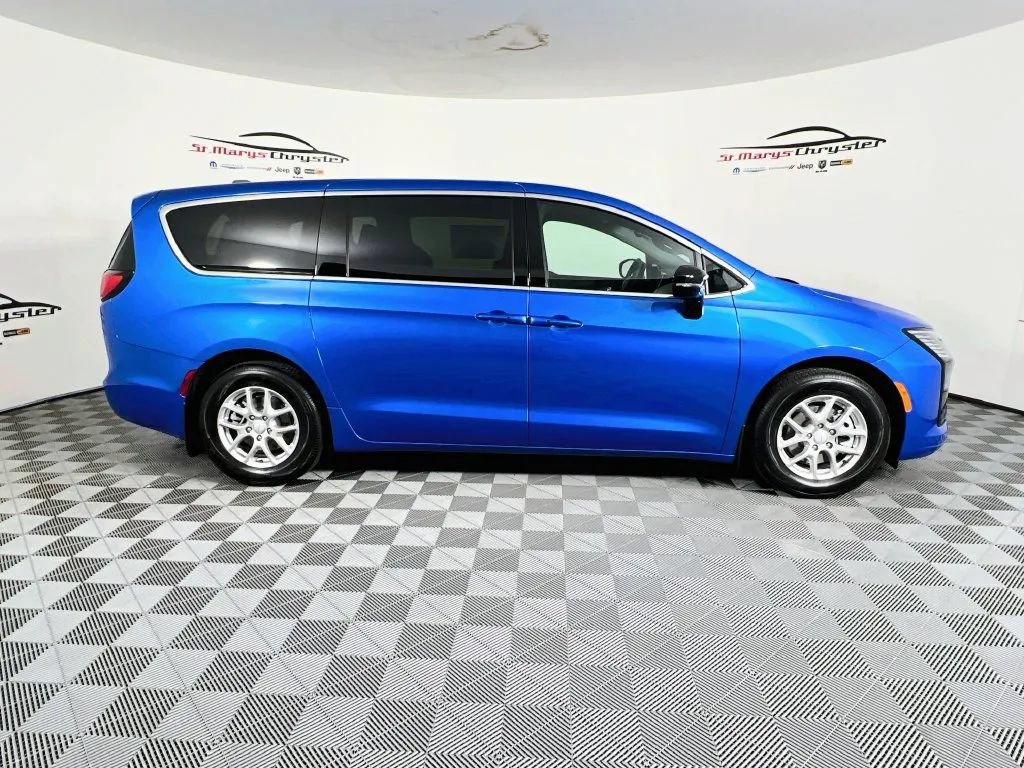 New 2027 Chrysler Pacifica Select FWD image 9