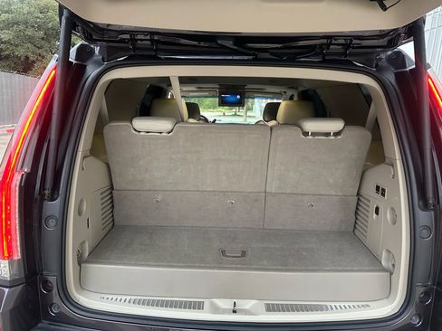 Used 2016 Cadillac Escalade Luxury image 23