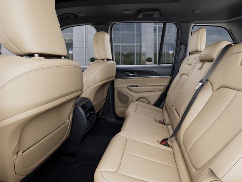 New 2025 Jeep Grand Cherokee Limited image 32