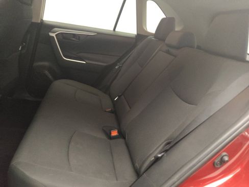 Used 2021 Toyota RAV4 LE AWD/4WD image 18