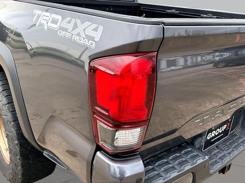Used 2018 Toyota Tacoma TRD Off-Road w/ Technology Package AWD/4WD image 28