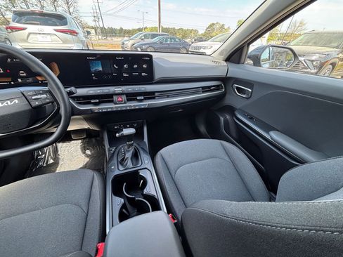 Used 2025 Kia K4 LXS image 37