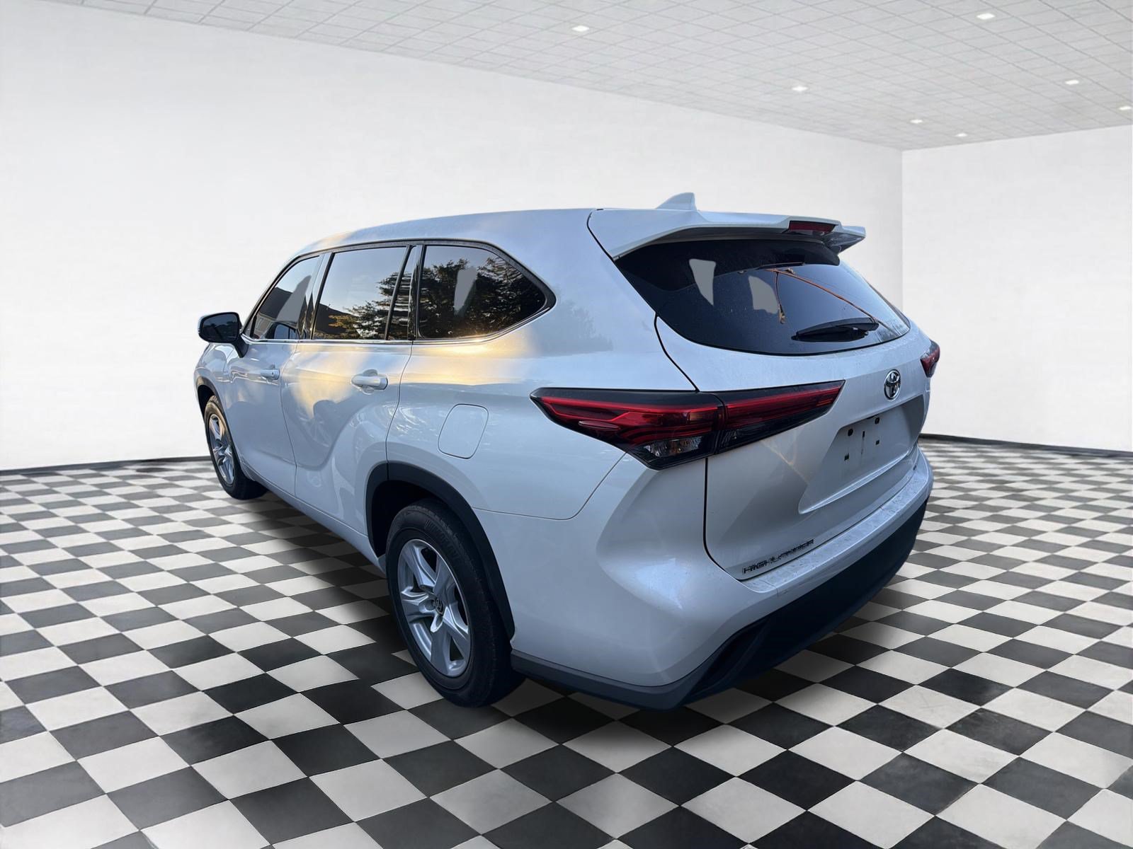 Used 2021 Toyota Highlander LE FWD image 6