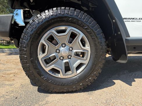 Used 2017 Jeep Wrangler Unlimited Rubicon w/ Connectivity Group AWD/4WD image 11
