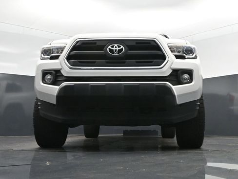 Used 2016 Toyota Tacoma SR5 w/ Towing Package image 46