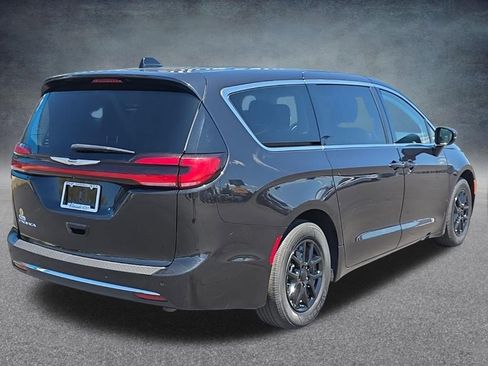 Used 2023 Chrysler Pacifica Touring-L FWD image 7