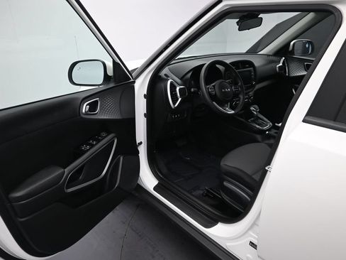 Used 2025 Kia Soul LX w/ LX Technology Package FWD image 11