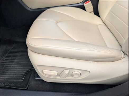 Used 2023 Toyota Highlander XLE image 10