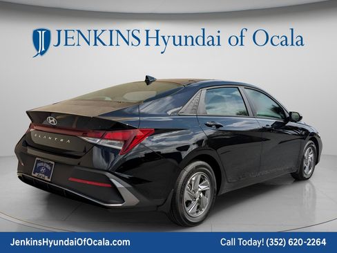 New 2026 Hyundai Elantra SE FWD image 5