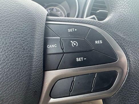 Used 2019 Jeep Cherokee Latitude w/ Popular Appearance Group image 16