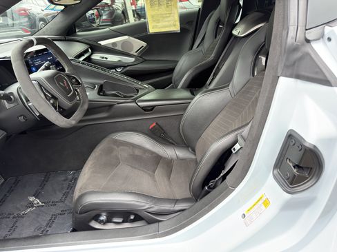 Used 2021 Chevrolet Corvette Stingray Premium Cpe w/ Z51 Performance Package RWD image 17