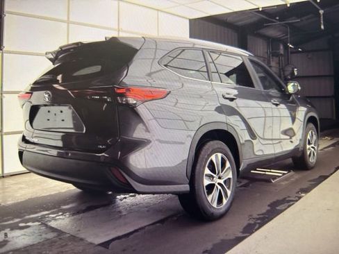 Used 2023 Toyota Highlander XLE image 4