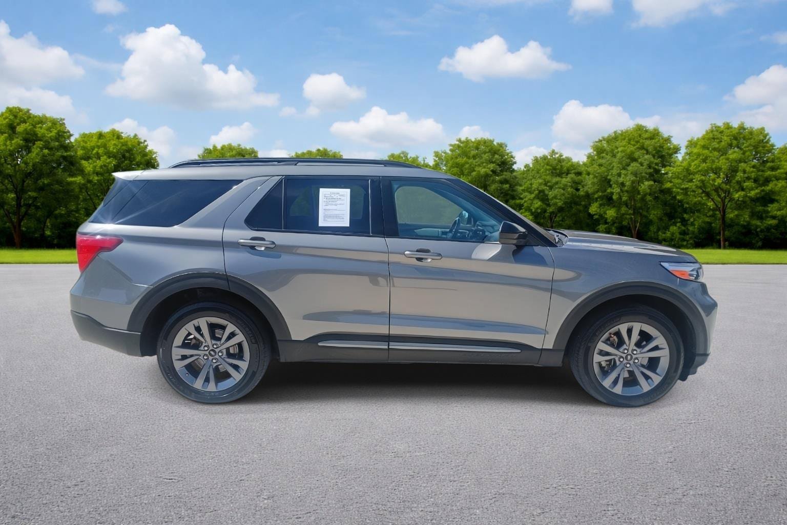 Used 2023 Ford Explorer XLT w/ Equipment Group 202A AWD/4WD image 8