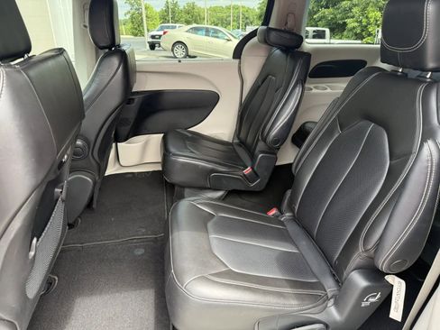 Used 2023 Chrysler Pacifica Touring-L FWD image 9