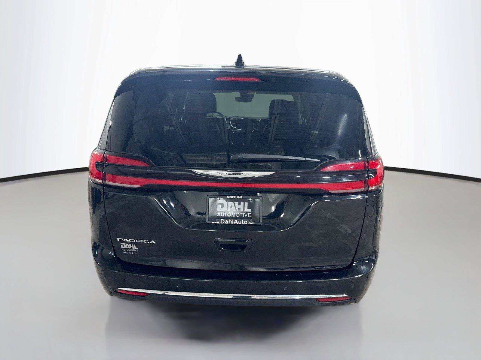Used 2024 Chrysler Pacifica Touring-L FWD image 11