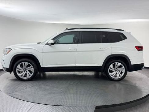 Used 2023 Volkswagen Atlas SE w/ Panoramic Sunroof Package FWD image 3