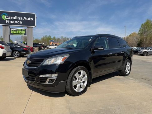 Used 2017 Chevrolet Traverse LT w/ Style and Technology Package image 1