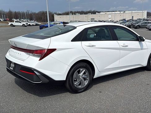 Used 2026 Hyundai Elantra SE FWD image 6