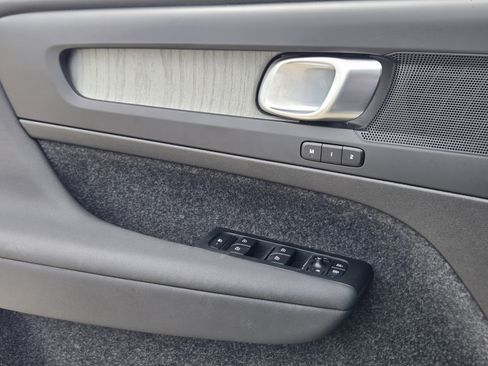 Used 2025 Volvo XC40 B5 Plus image 34