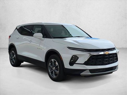 Used 2025 Chevrolet Blazer LT FWD image 3