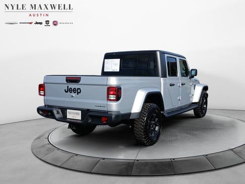 Used 2023 Jeep Gladiator Sport AWD/4WD image 16