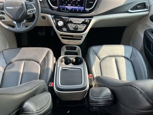 Used 2024 Chrysler Pacifica Touring-L FWD image 20