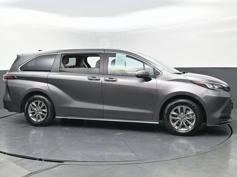 Used 2024 Toyota Sienna LE image 6