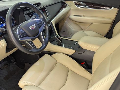 Used 2017 Cadillac XT5 Luxury w/ Driver Awareness Package image 4