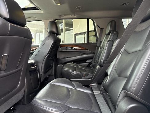 Used 2018 Cadillac Escalade Luxury AWD/4WD image 23
