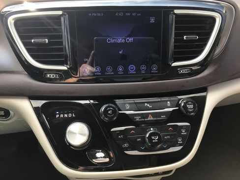 Used 2017 Chrysler Pacifica Touring-L FWD image 33