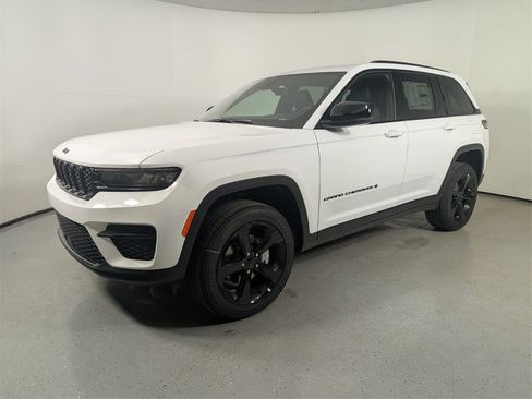 New 2025 Jeep Grand Cherokee Altitude image 3