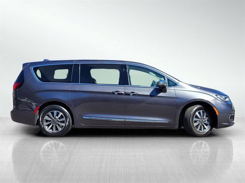 Used 2022 Chrysler Pacifica Limited image 3