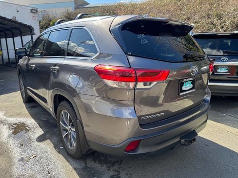 Used 2019 Toyota Highlander XLE image 2