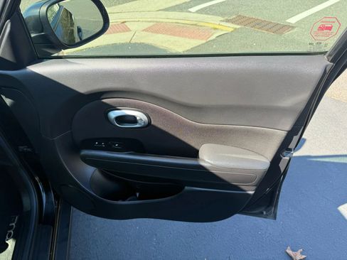Used 2016 Kia Soul + image 12