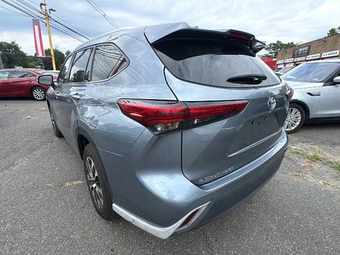 Used 2021 Toyota Highlander XLE AWD/4WD image 7