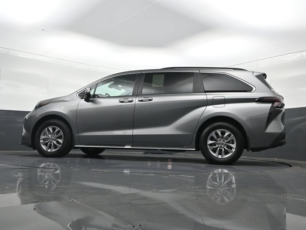 Used 2026 Toyota Sienna XLE FWD image 34