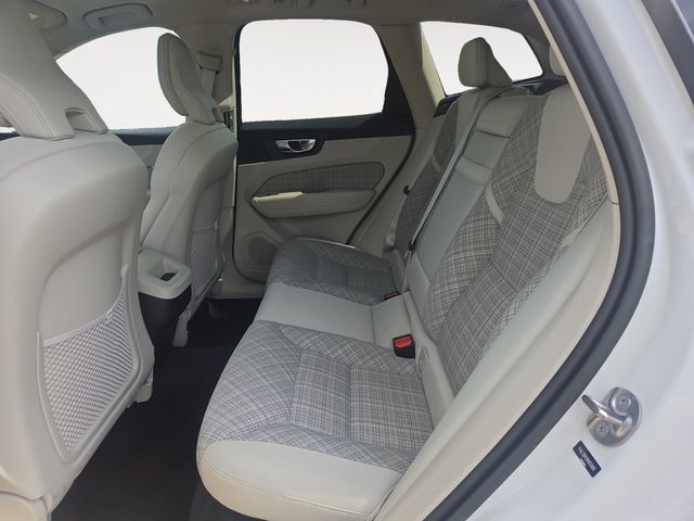 Used 2022 Volvo XC60 B5 Momentum AWD/4WD image 14
