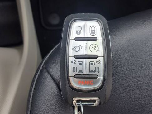 Certified 2024 Chrysler Pacifica Touring-L image 31