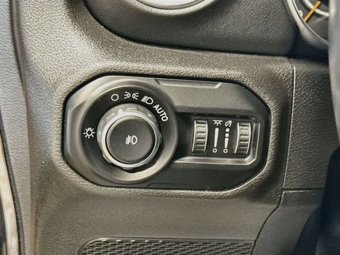 Used 2019 Jeep Wrangler Unlimited Sahara AWD/4WD image 10