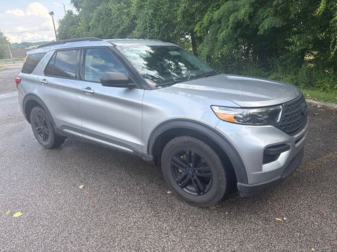 Used 2022 Ford Explorer XLT w/ Class IV Trailer Tow Package AWD/4WD image 4