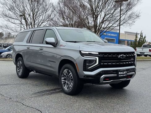 Used 2025 Chevrolet Suburban Z71 AWD/4WD image 2