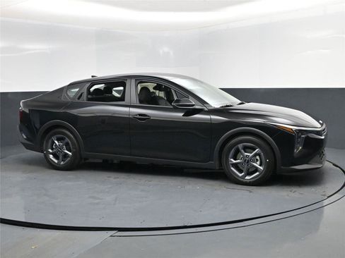 New 2025 Kia K4 LXS image 2