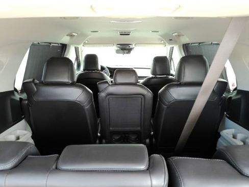 Used 2024 Kia Carnival EX FWD image 30