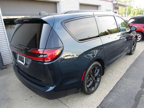 Used 2025 Chrysler Pacifica Limited FWD image 3