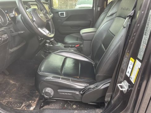 Used 2019 Jeep Wrangler Unlimited Sahara image 2